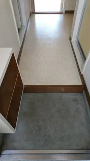 コーポラヴィアンローズ【2階】の玄関