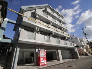 ロイヤル魚住【3階】の外観