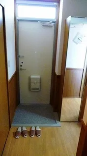 リュミエールD棟【2階】の玄関