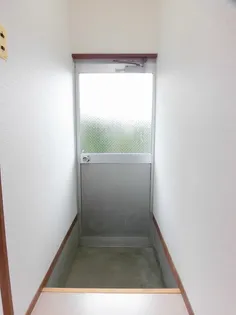 めのうアパートの玄関