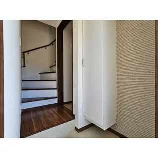 ウィングコート本城【1階】の玄関