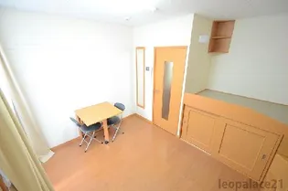 レオパレスYNコーポ305【1階】の居間