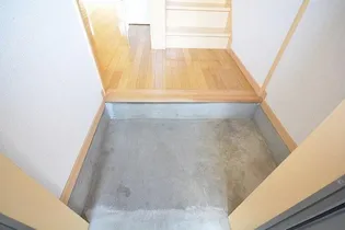 鈴木ハイツの玄関