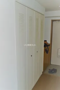 ロータスハウス【2階】の玄関