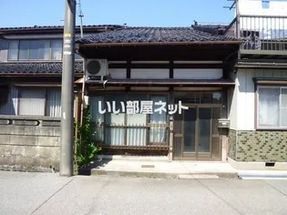 高岡市守護町貸家の外観