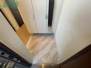 ローレルタワーシュロア四日市【15階】の玄関