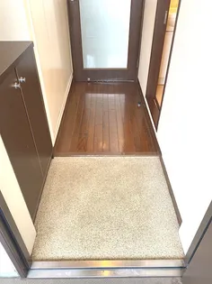 プティ東照宮【2階】の玄関