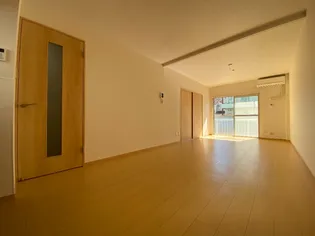 ピューラ城ヶ崎B棟【1階】の居間