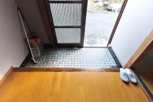 大島アパートの玄関
