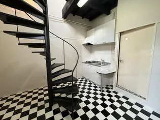 ピラミッドアネックスの居間