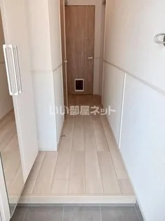 アン・リヴィール【1階】の玄関