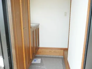 アローハイツの玄関