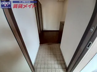 クリニヤンクール【2階】の玄関