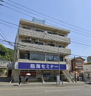 磯子川辺ビル【3階】の外観