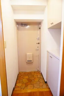 コモビアレ【1階】の玄関