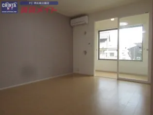 ユートピア・ナミ ドゥ【1階】の居間