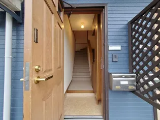 コーポムロバ弐番館【2階】の玄関