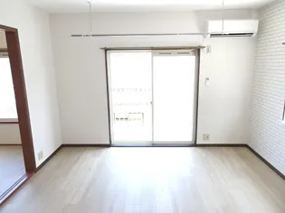 サンシャイン西福原【2階】の居間