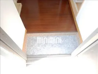 レストクラスト【2階】の玄関