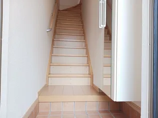 オリーブガーデン【2階】の玄関