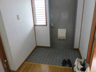 公社住宅須佐団地公A棟【4階】の玄関