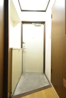 イリアスマンションFour【2階】の玄関