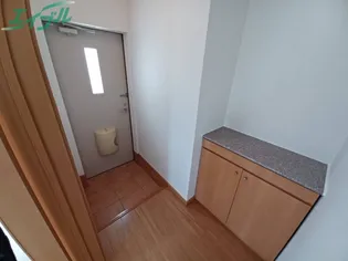 プラム・グローヴ【1階】の玄関