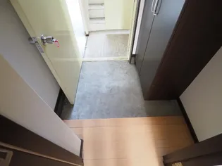 ドムドーラ【3階】の玄関