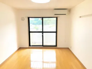 サン・ヒーローマンション亀川II【3階】の居間