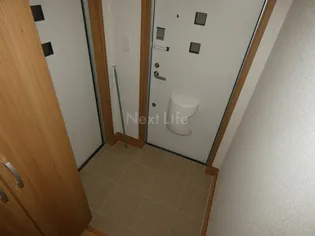 ワイエムオートヴィラB棟の玄関