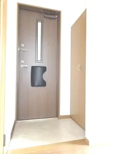 セジュールKAMI D【2階】の玄関