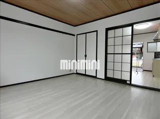 エステート阿倉川 B棟【1階】の居間