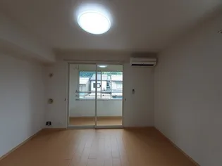 バ ミィ・ウィング【2階】の居間