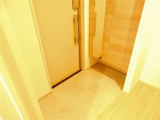 サリオス段原日出【2階】の玄関