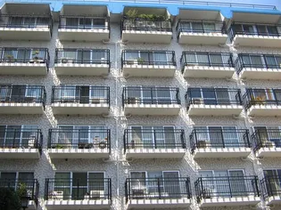 秀和新坂町レジデンス【1階】の外観