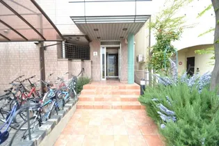 マンションKUSUS【1階】の外観