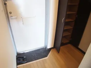 ル・シェルブルー【1階】の玄関