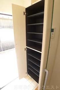 ジャルダン南【1階】の玄関