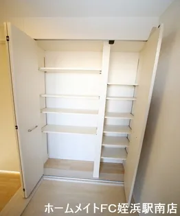 イル・ティモーネ【2階】の玄関