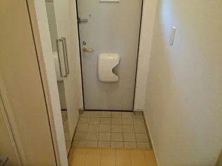 ラヴィアンロ-ズ【1階】の玄関