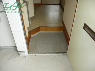 富洲原アパート【2階】の玄関