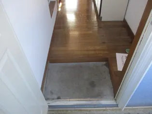 ブルージェント小松島【2階】の玄関