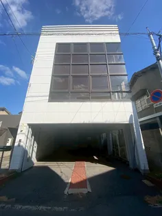 一棟ビルの画像