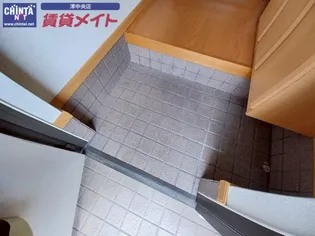 メゾン リヴィエール【2階】の玄関