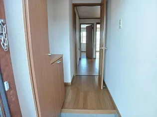 メゾンド・フロ-レ【1階】の玄関