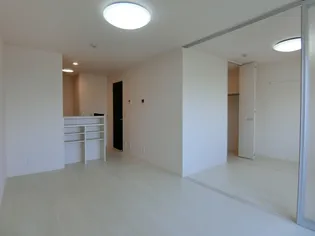 プレミアムガーデンプレイス【1階】の居間