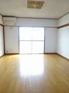 プレジデント津新町【4階】の居間