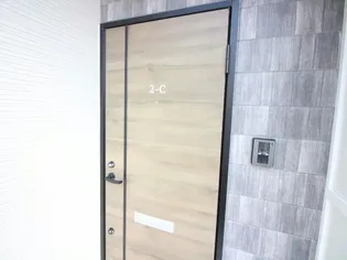 Na Tree. HY A棟【2階】の玄関