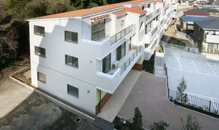 KENZO HAUS YOKODAI 白を基調としたマンションの画像