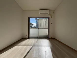 ベルヴィーユ恒久II【2階】の居間